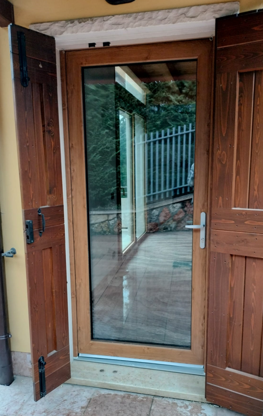 Porta in pvc effetto legno con scuri in alluminio. Installata a cologna veneta