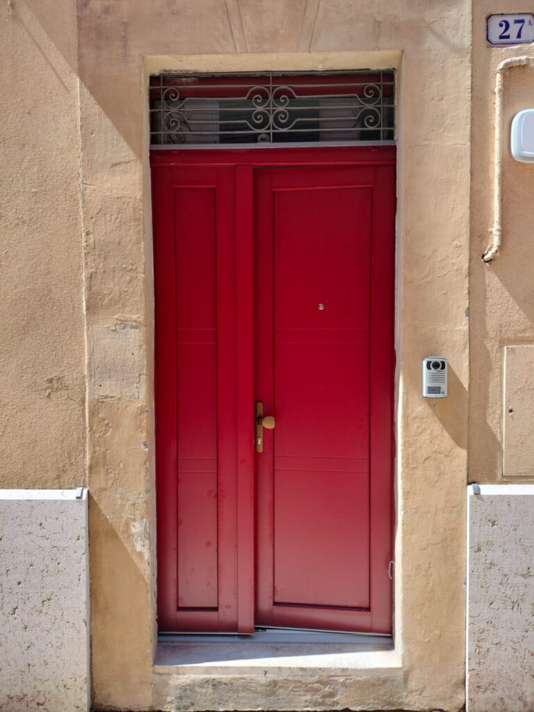 Portoncino in pvc con rivestimento in alluminio aluskin colore rosso ral 3004. Installato a Montebello vicentino