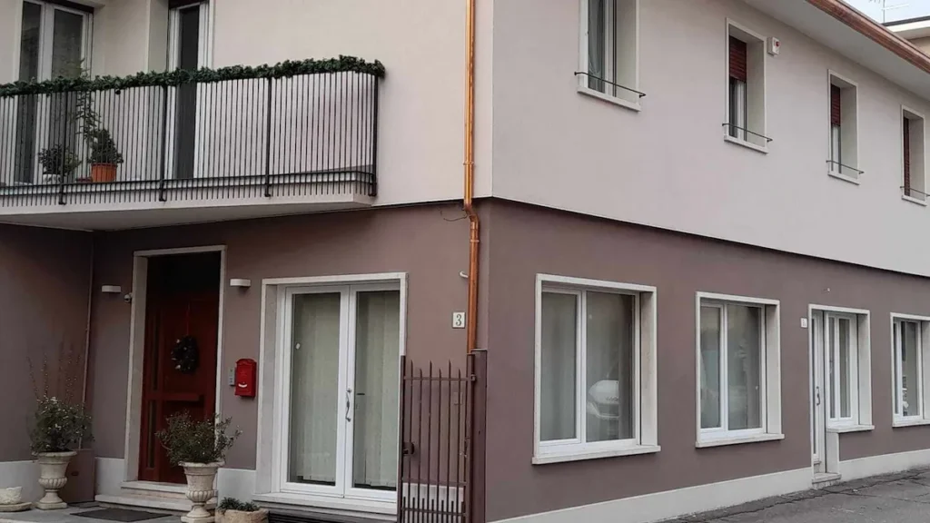 Slider Facciata di villetta moderna con nuovi serramenti bianchi in PVC installati a regola d'arte da SerramentiOK a San Bonifacio.