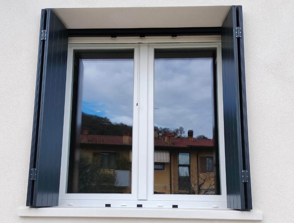 Serramento in pvc bianco con scuri in alluminio grigio scuro
